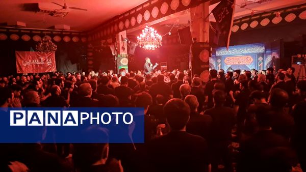 تجمع عظیم عاشقان در روز عاشورا به یاد امام حسین(ع)