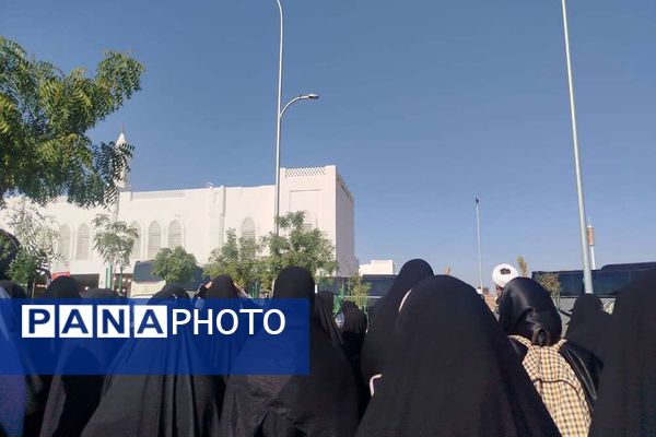 از پشت میز نیمکت تا زیر آسمان مدینه