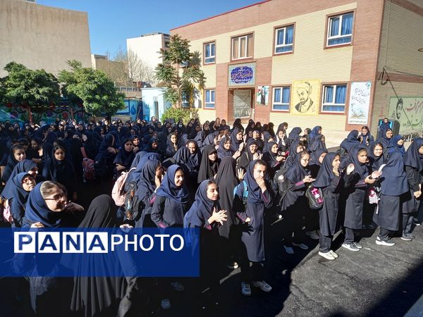 نواختن زنگ آغاز سال تحصیلی در دبیرستان سیزده آبان 