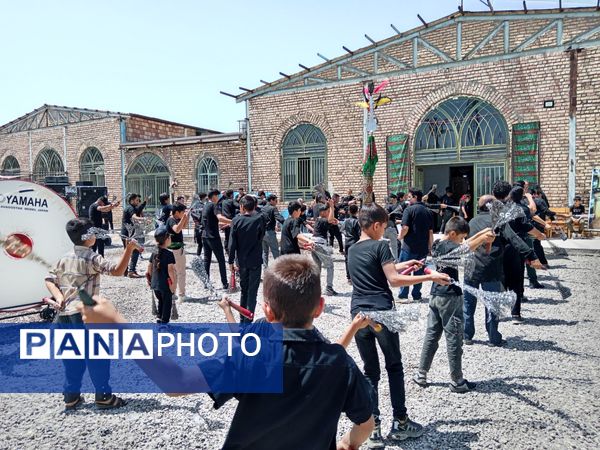 هیئت زنجیرزنی در روستای فیض آباد در صبح عاشورای حسینی 
