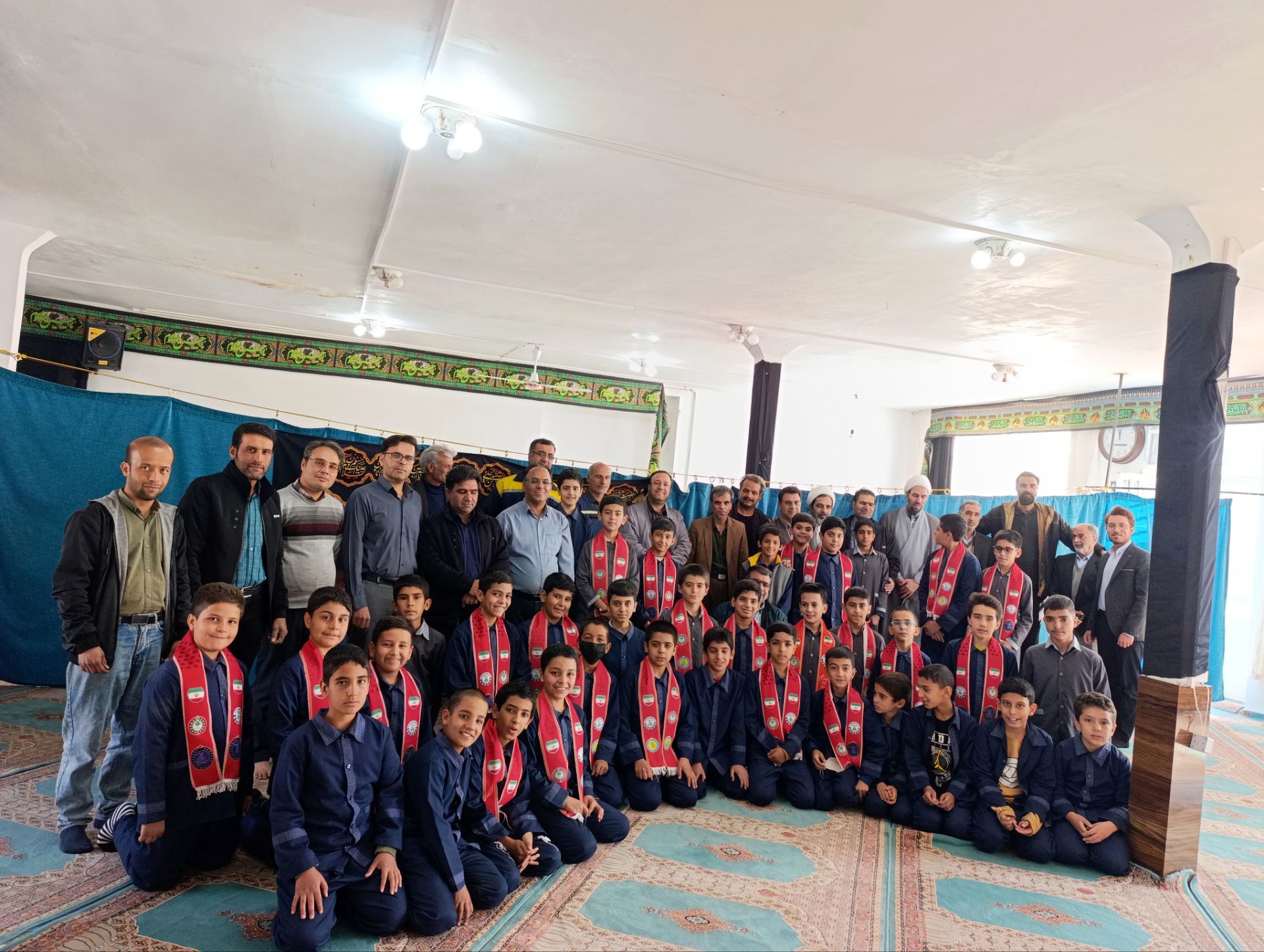 نماز پدر پسری در مدرسه دکتر توسلی