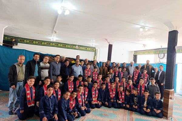 نماز پدر پسری در مدرسه دکتر توسلی