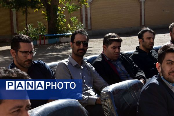 جشن روز دانش‌آموز در دبیرستان امام خمینی (ره) با حضور مسئولان، ورزشکاران و هنرمندان برگزار شد