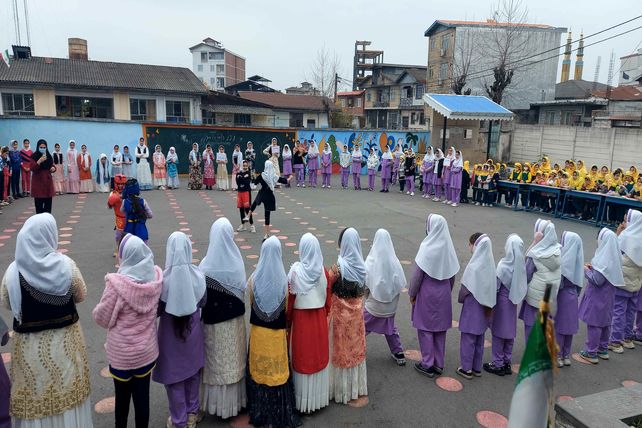 برگزاری مسابقات بومی محلی به مناسبت روز مادر