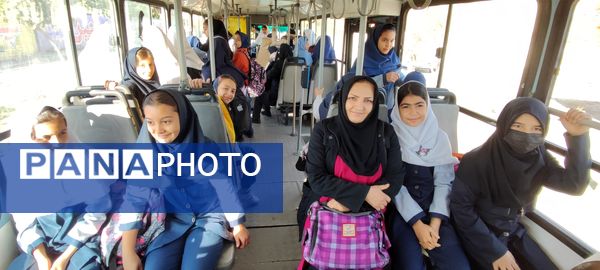 بازدید دانش آموزان مدرسه شهید خاقانی شیروان از کتابخانه اندیشه‌‌ در هفته کتاب و کتابخوانی