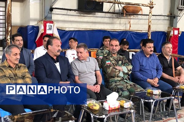 حضور معاون زمینی ارتش جمهوری اسلامی ایران در کنار پیشکسوتان و قهرمانان کشتی در سالن ورزشی الزهرا ناحیه 2 شهرری 