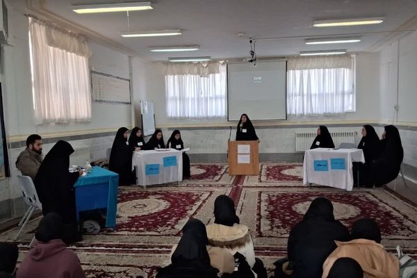 برپایی مناظره دانش‌آموزی در دبیرستان حضرت خدیجه (س) جعفرآباد قم