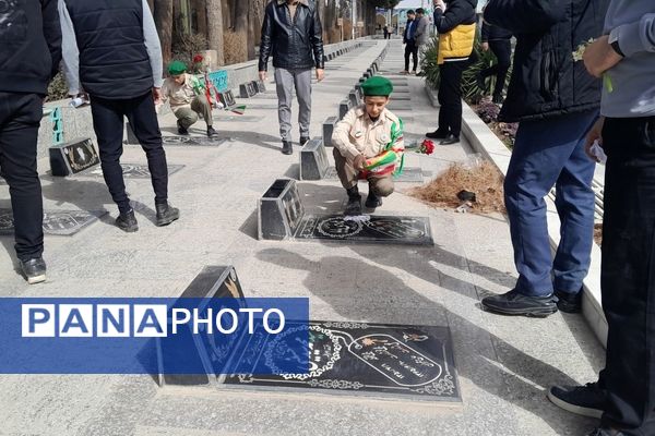 غبار روبی مزار شهدا نیشابور در هفته امور تربیتی