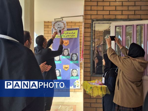 افتتاحیه نمایشگاه پژوهشی و فناورانه دبیران و دانش‌آموزان شهرستان ملارد در دبیرستان فرزانگان استعداد درخشان