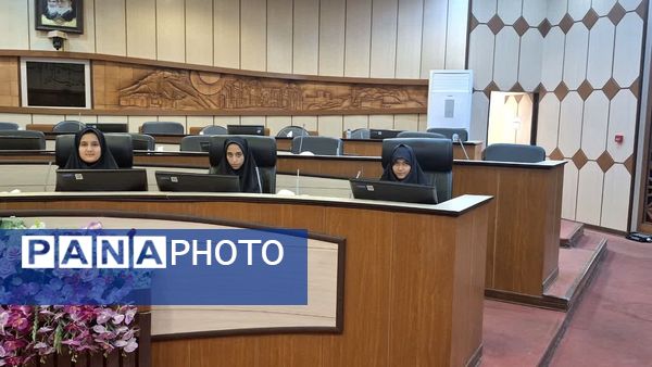 نشست صمیمی با حضور مسئولان و دانشآموزان زینب نام در یزد