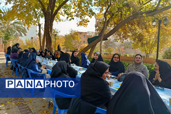 محفل صمیمی کارکنان اداری ناحیه ۴ شیراز به مناسبت روز زن