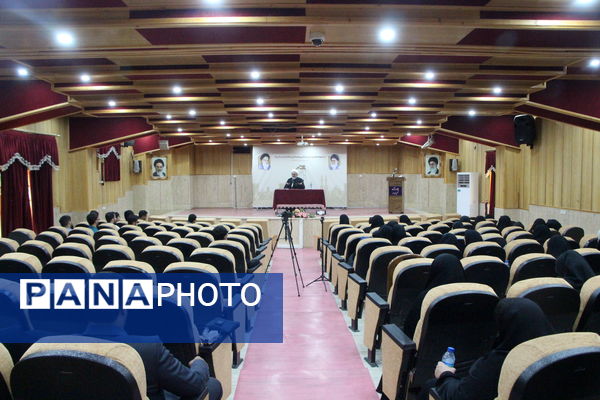 نشست معلمان شهر یزد با محسن قنبریان در یزد