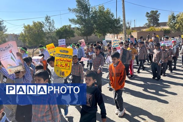 حضور حماسی دانش‌آموزان در راهپیمایی باشکوه ۱۳ آبان ماه در سورمق