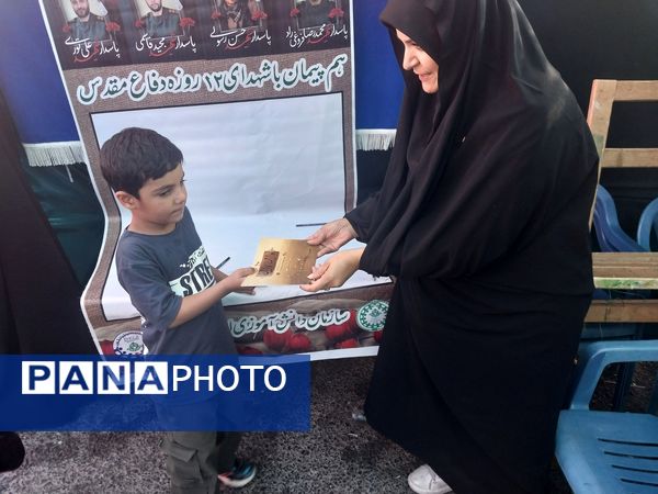 خدمت‌رسانی پیشتازان و خبرنگاران دانش‌آموزی در موکب عشاق‌الحسین گاوازنگ