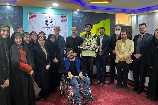 ملاقات اعضای سازمان دانش‌آموزی شهر تهران با سرپرست آموزش و پرورش منطقه۴ 