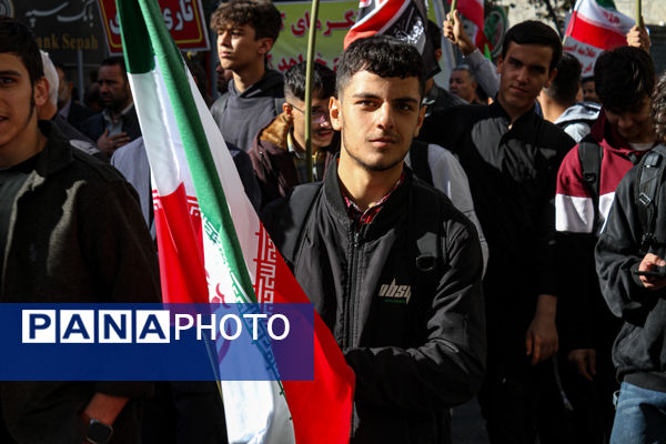 حضور پرشور دانش آموزان زنجانی در راهپیمایی ۱۳ آبان