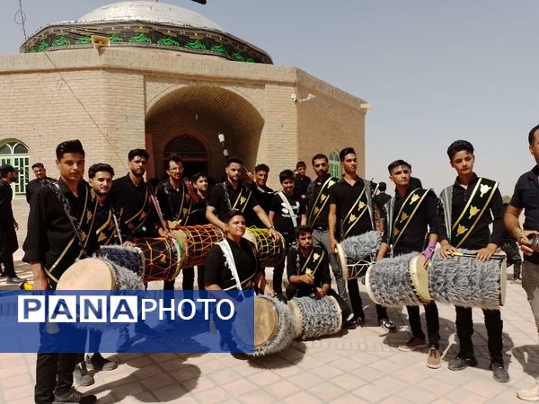 مراسم سینه زنی و علم گردانی اهالی روستای نقاب در امامزاده سید حسن روستای میرآباد