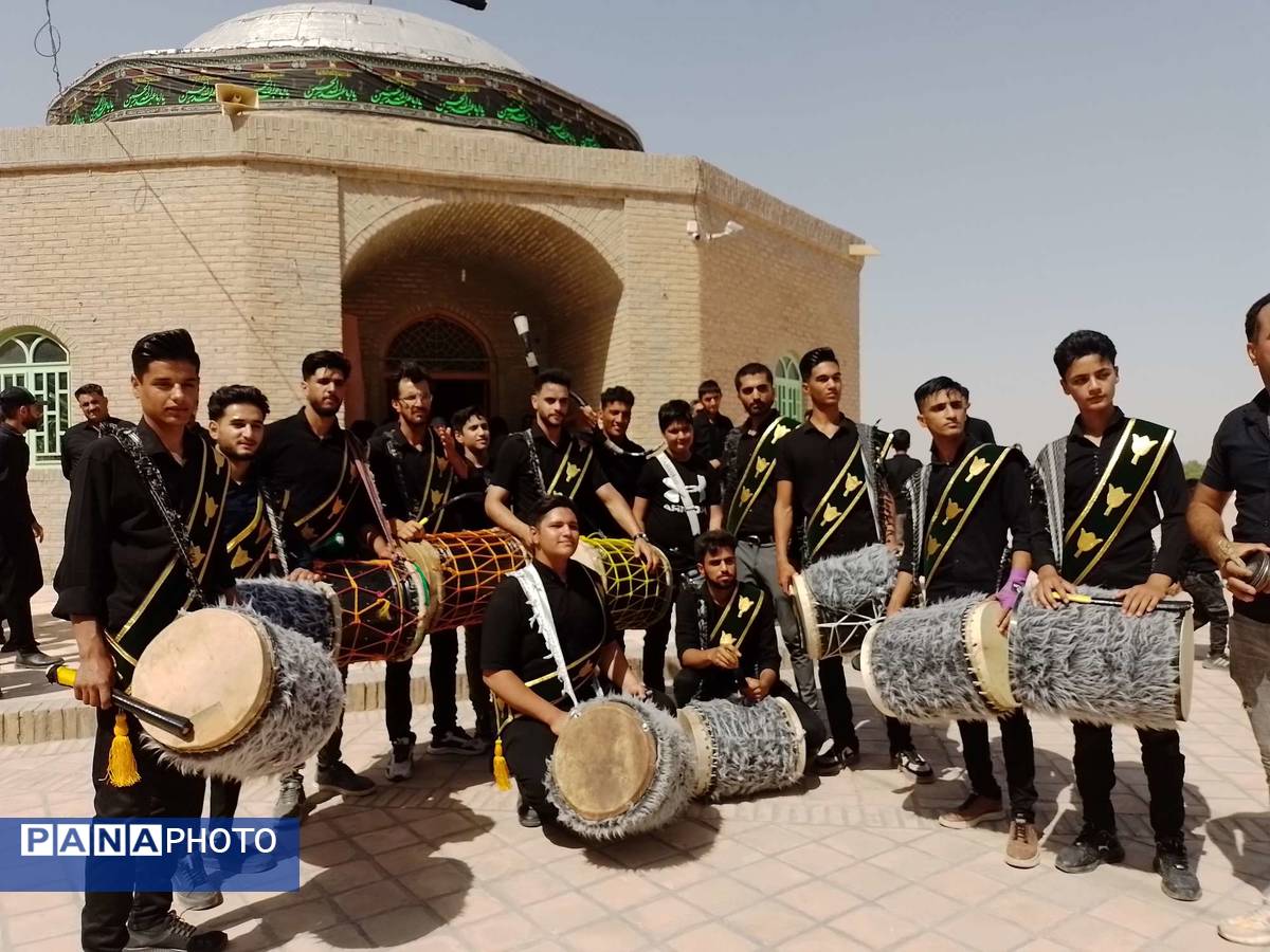 مراسم سینه زنی و علم گردانی اهالی روستای نقاب در امامزاده سید حسن روستای میرآباد