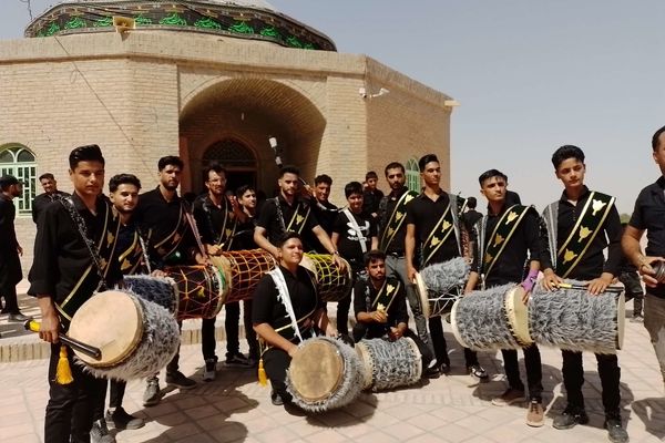 مراسم سینه زنی و علم گردانی اهالی روستای نقاب در امامزاده سید حسن روستای میرآباد
