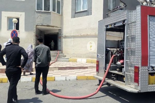 عملیات اطفاء حریق در مجتمع مسکونی الماس در شهرک اندیشه