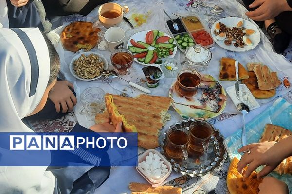 برگزاری مراسم صبحانه مادر دختری همزمان با آغاز هفته‌ پیوند اولیا و مربیان در دبستان مهندس وحید کیهانی ناحیه یک شهرری