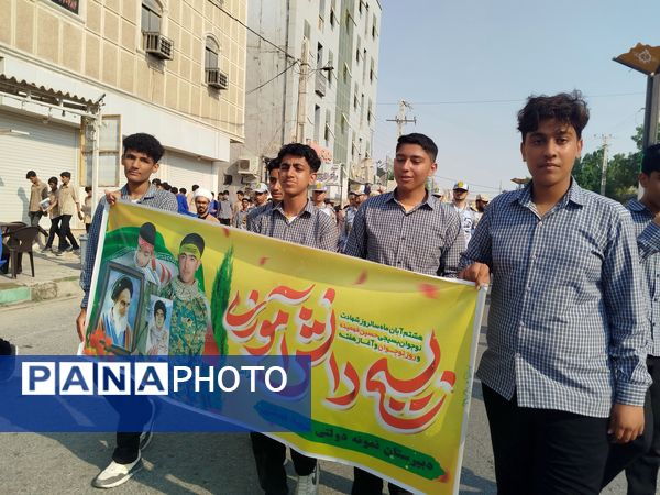 حضور پرشور مردم و دانش‌آموزان بندر لنگه در مراسم ۱۳ آبان