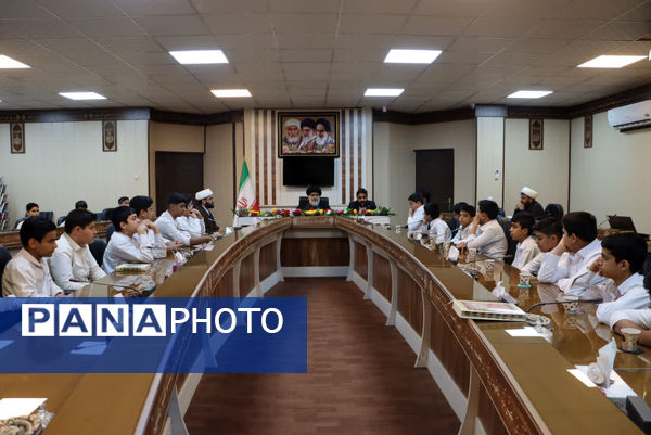 دیدار دانش‌آموزان مدرسه قرآنی رضوی با امام جمعه بافق