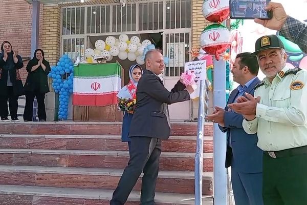 زنگ جشن شکوفه‌ها در مدرسه «آیین روشن» شهریار نواخته شد