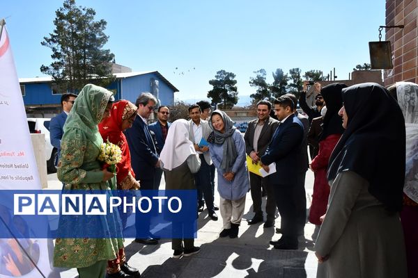 حضور نماینده کمیساریای عالی سازمان ملل در دبستان وحدت بیرجند 