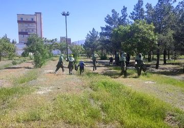 حضور دانش آموزان دبستان میلاد در پارک جهت پاکسازی محیط زیست
