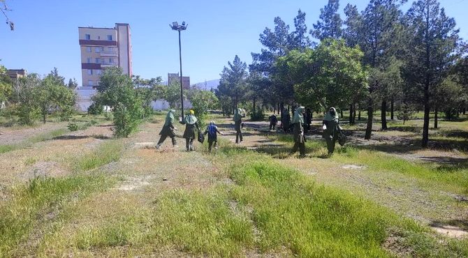حضور دانش آموزان دبستان میلاد در پارک جهت پاکسازی محیط زیست