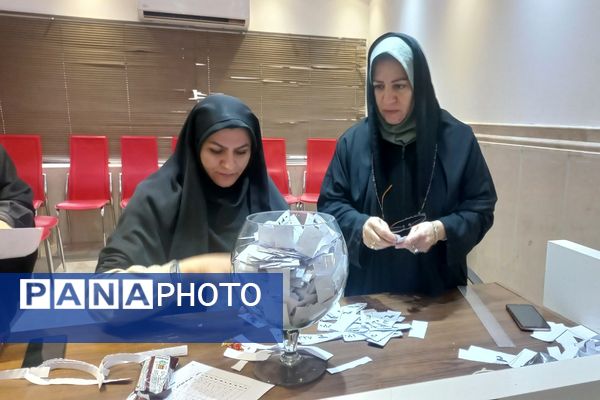 مراسم یلدای مادرانه با حضور فرهنگیان و دانش‌آموزان در اردوگاه شهید منتظری شهریار