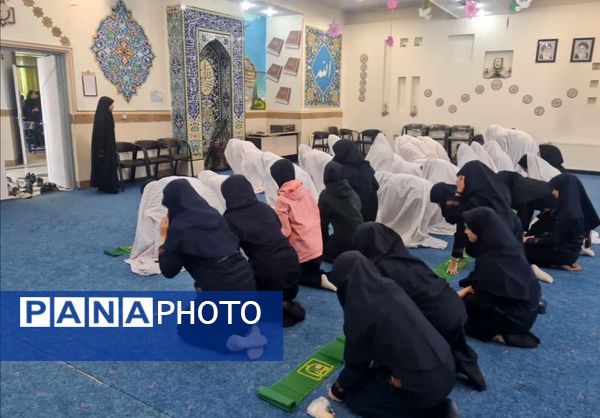 برگزاری نماز جماعت دبیرستان شهید تیمسار فلاحی ناحیه یک کرج