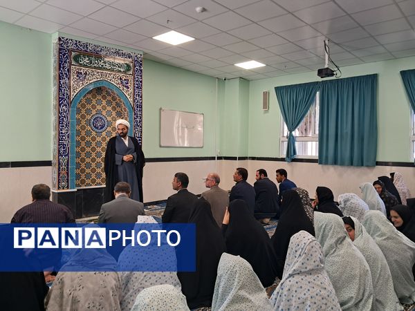 برگزاری نماز جماعت در دبیرستان شهدای فرهنگی