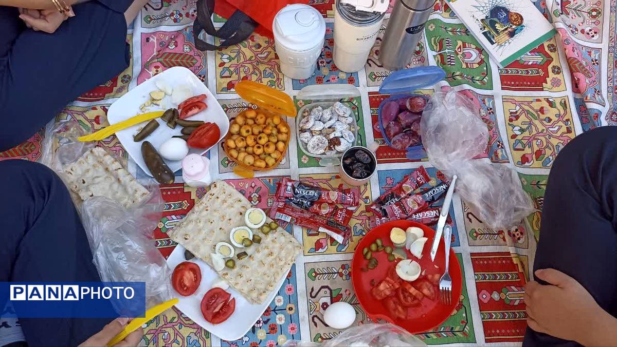 محفل قرآنی همراه با صبحانه سالم در دبیرستان فرزانگان ۲