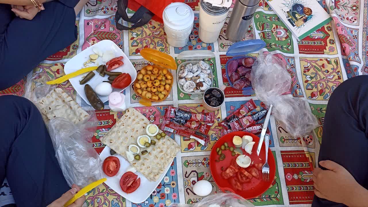 محفل قرآنی همراه با صبحانه سالم در دبیرستان فرزانگان ۲