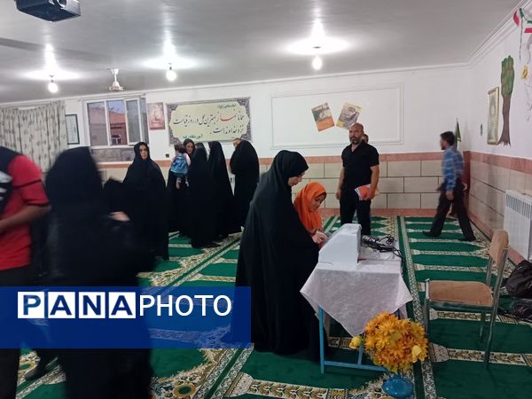 اولین جلسه انجمن اولیا و مربیان دبستان شهید عباسپور روستای عارف آباد کاشمر