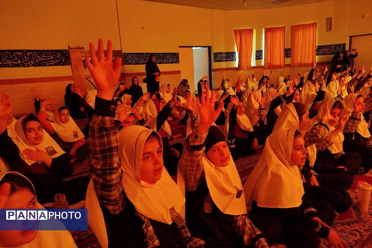 افتتاح کتاب «از ایرانمان دفاع کنیم» در دبستان ۲۲ بهمن با حضور مادر شهید عرشیان افشارمند