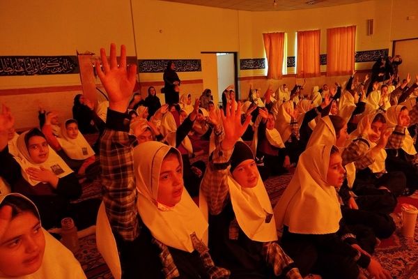 افتتاح کتاب «از ایرانمان دفاع کنیم» در دبستان ۲۲ بهمن با حضور مادر شهید عرشیان افشارمند