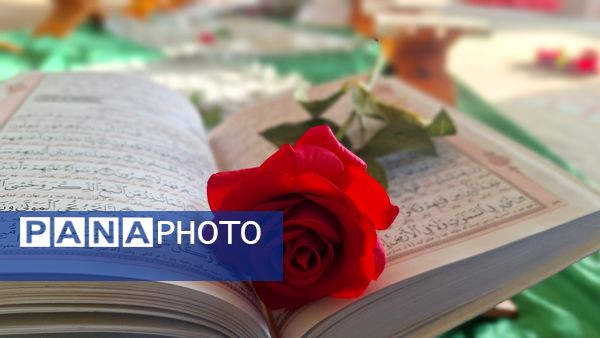 محفل انس با قرآن به‌ مناسبت یادبود سید حسن نصرالله در دبیرستان حضرت‌زینب(س) شهرستان‌لنده 