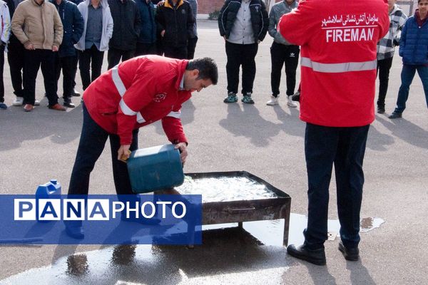 جلسه آموزشی ایمنی و اطفا حریق در مدرسه فرزندان میهن اسلامشهر