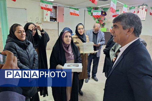  آیین افتتاح جشنواره ماها و ایران‌مون در دبیرستان خدیجه کبری پردیس 