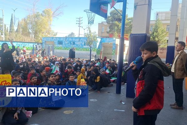 شادی دانش‌آموزان معارف ۶ در جشن پیروزی انقلاب 