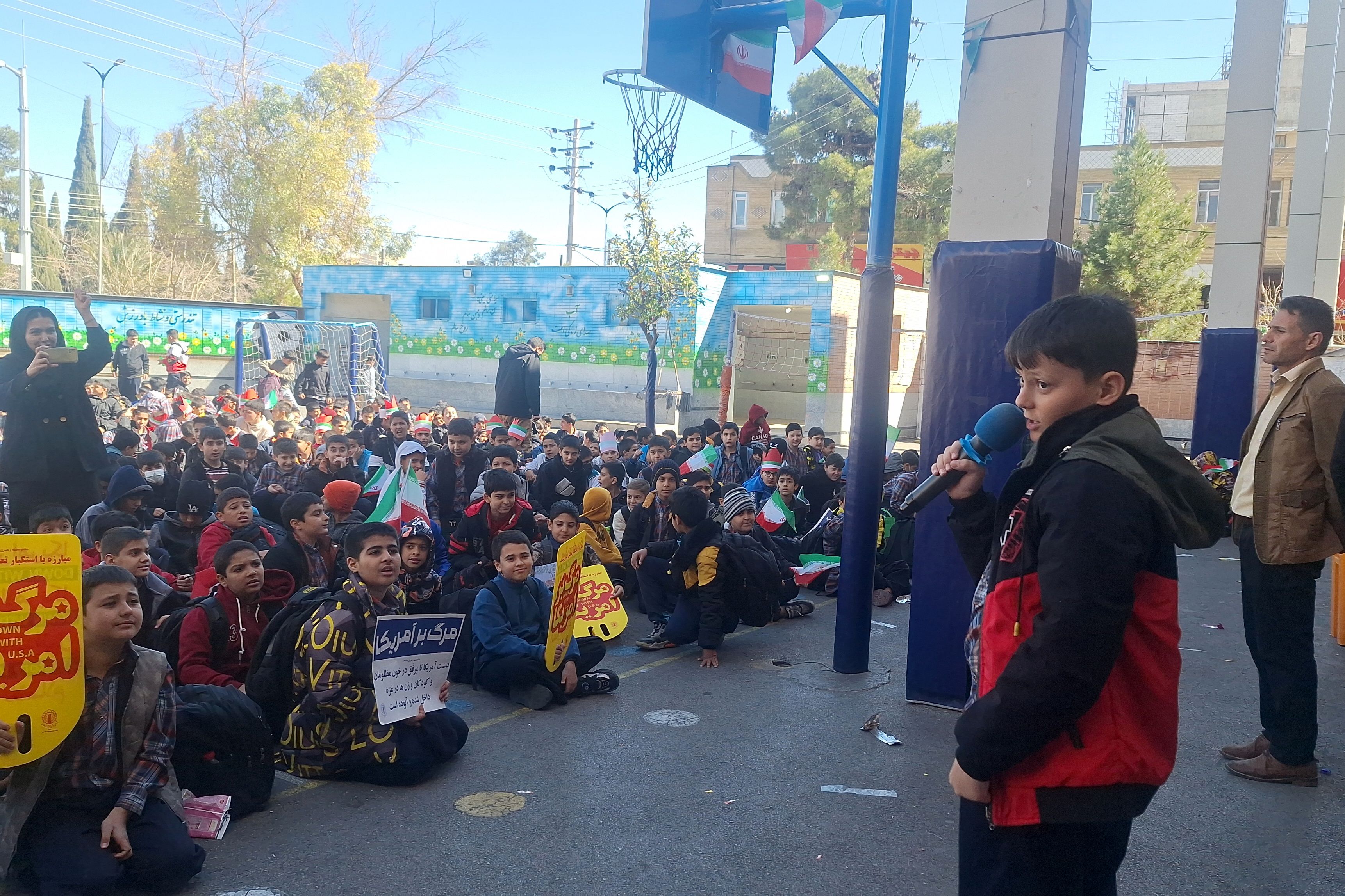 شادی دانش‌آموزان معارف ۶ در جشن پیروزی انقلاب 