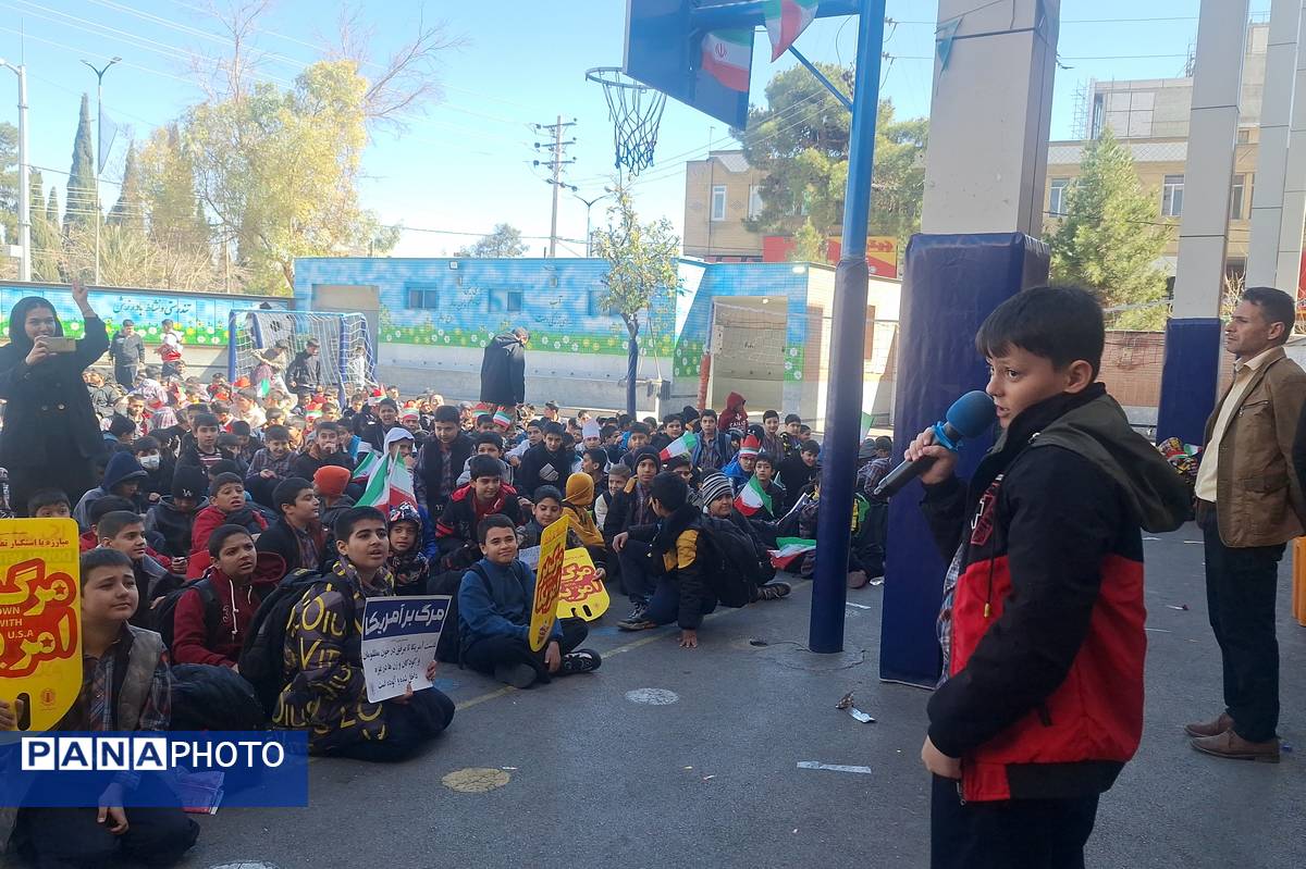 شادی دانش‌آموزان معارف ۶ در جشن پیروزی انقلاب 