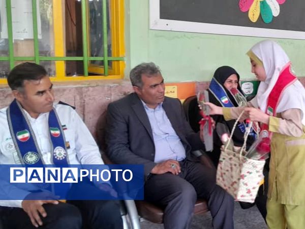 بازدید مدرس کشوری از فعالیت‌های سازمان دانش‌آموزی شهرستان میناب 