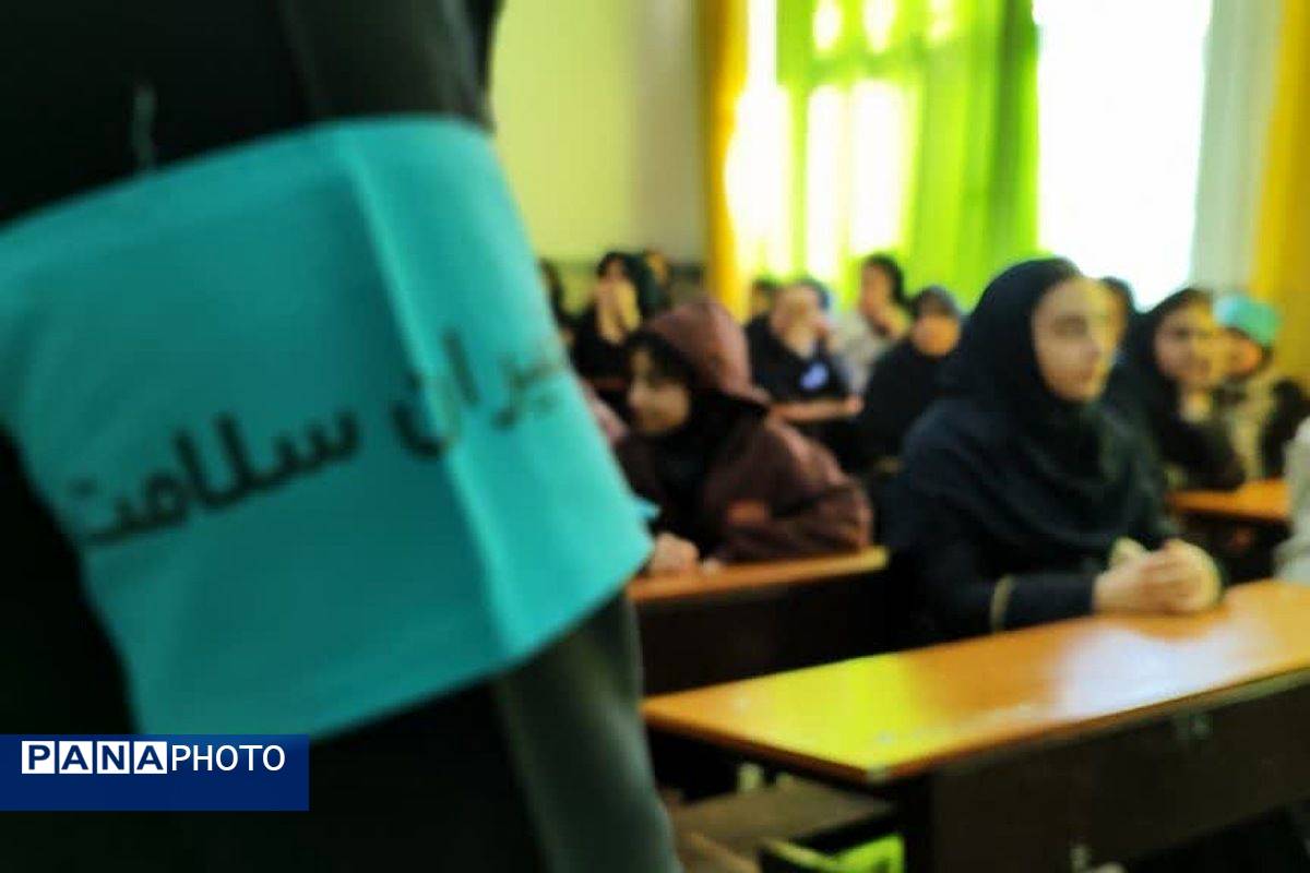 مانور زلزله در دبیرستان پروین اعتصامی 