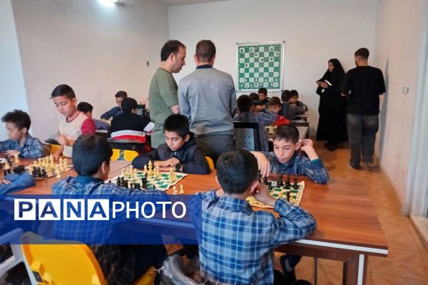 رقابت اندیشه‌ها در پیشوا؛ برگزاری مسابقات شطرنج دانش‌آموزی با حضور مسئولان