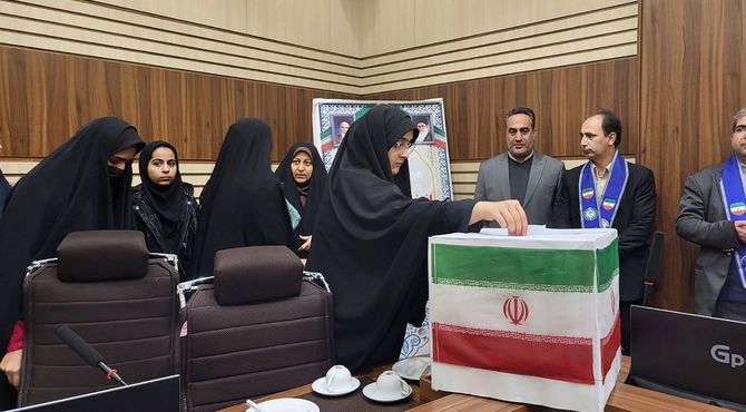 حضور دانش‌آموزان دختر ناحیه دو شهرری در انتخابات منطقه‌ای شورای دانش آموزی 