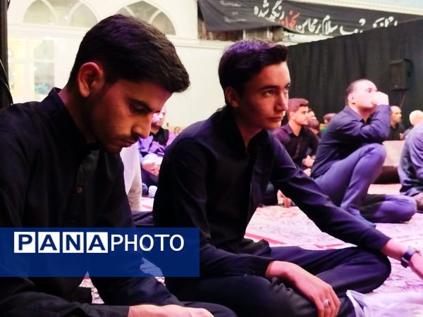 شب اول محرم، دانش‌آموزان کاشمری در هیئت انصار المهدی پرچم عشق برافراشتند